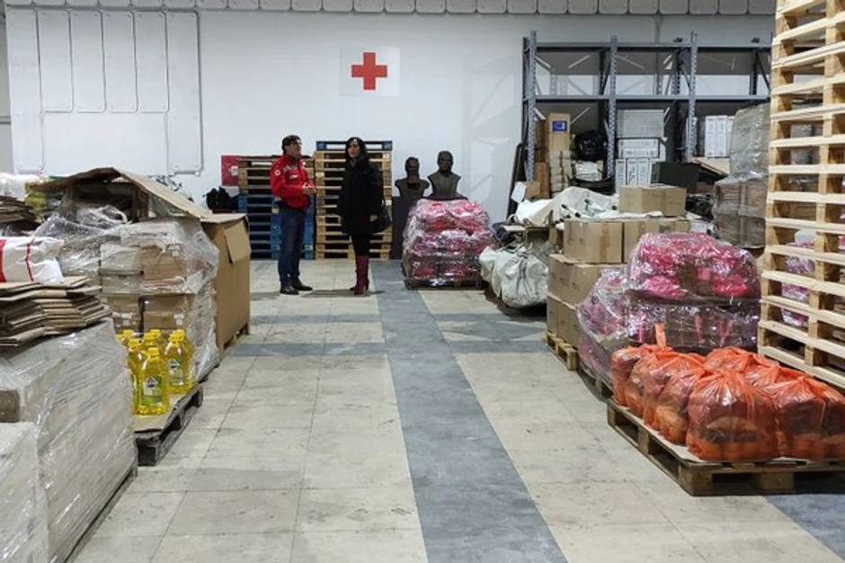 Ljiljana Koković u skladištu Crvenog krsta