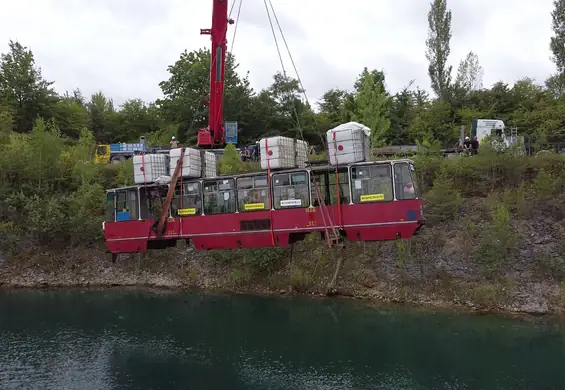 Tramwaj z Torunia poszedł na dno. Pod wodą czekają na niego inne maszyny