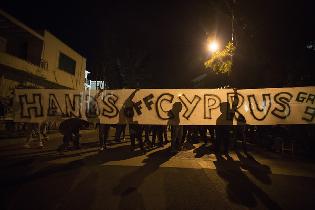 Protestujący Cypryjczycy