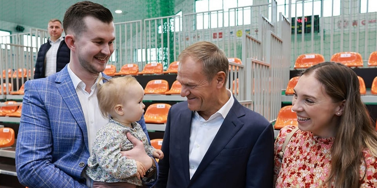 Donald Tusk obiecuje lepsze warunki na urlopie macierzyńskim.