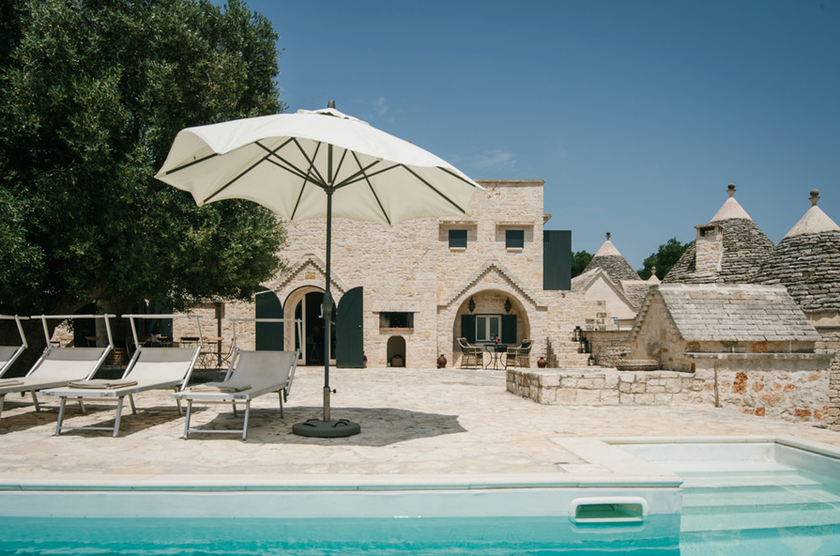 Cette luxueuse propriété comprend également une piscine.