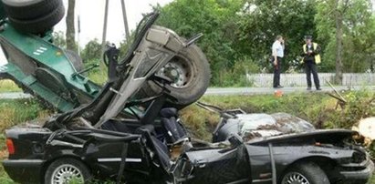 Cud, że żyją! BMW przygniecione balami drewna! FOTO