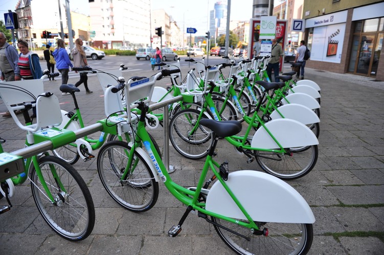 Do dyspozycji mieszkańców Szczecina jest prawie 330 rowerów rozmieszczonych w śródmieściu na 32 stacjach oddalonych od siebie o kilkaset metrów. Aby przystąpić do systemy trzeba się zarejestrować i wpłacić 20 zł abonamentu. <br><br>fot. (mgo) PAP/Marcin Bielecki