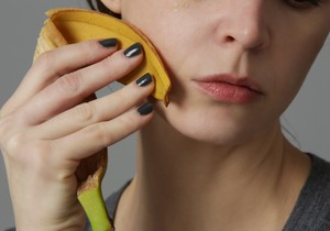 Većina ljudi može bezbedno da proba trend sa korom od banane, ali kod nekih on može izazvati iritaciju