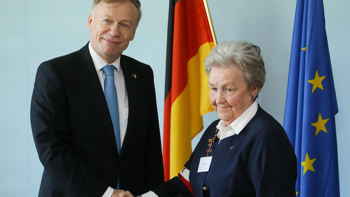 20 weteranów powstania warszawskiego zostało odznaczonych Krzyżem Zasługi na Wstędze Orderu Zasługi Republiki Federalnej Niemiec przez prezydenta Joachima Gaucka. Odznaczenia wręczył im w czwartek w Warszawie ambasador RFN Rolf Nikel.