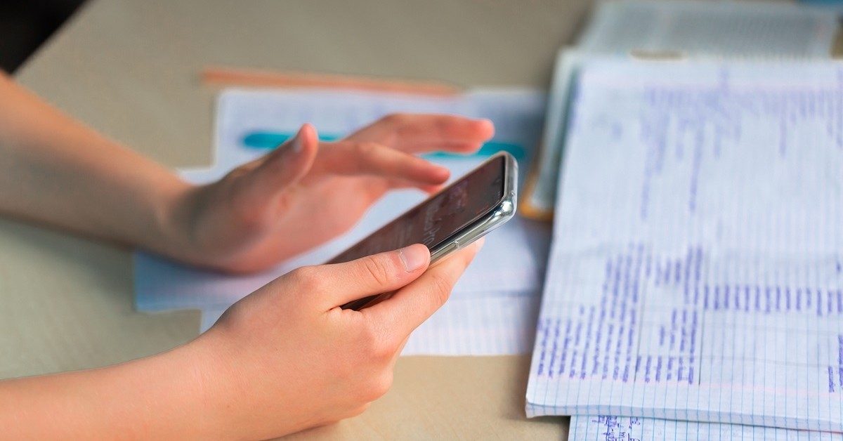 Nowość w mObywatelu jeszcze w listopadzie. Nauczyciele dostaną elektroniczne legitymacje w 14 dni