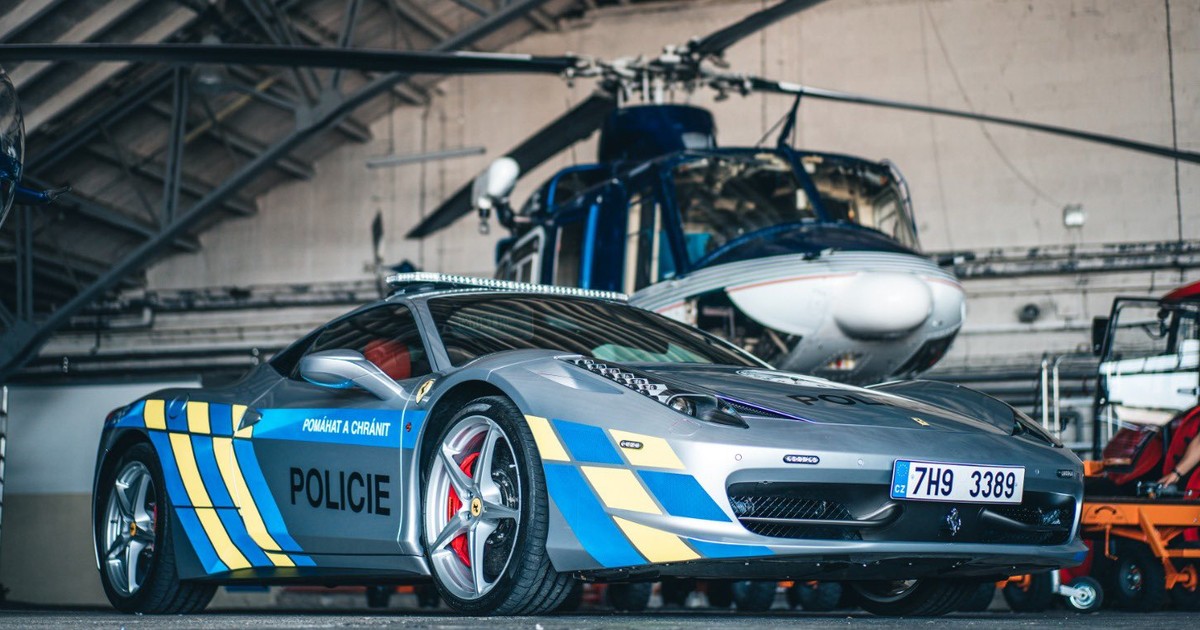 Ferrari 458 Italia zabavila česká policie.  Teď je to jejich policejní honička