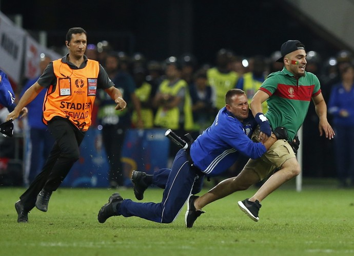 Portugalczycy nie potrafili usiedzieć na miejscu. Wbiegli na boisko. Na szczęście nie... nago