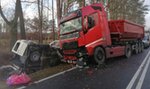 Tragiczne zderzenie busa z ciężarówką! Są zabici i ranni