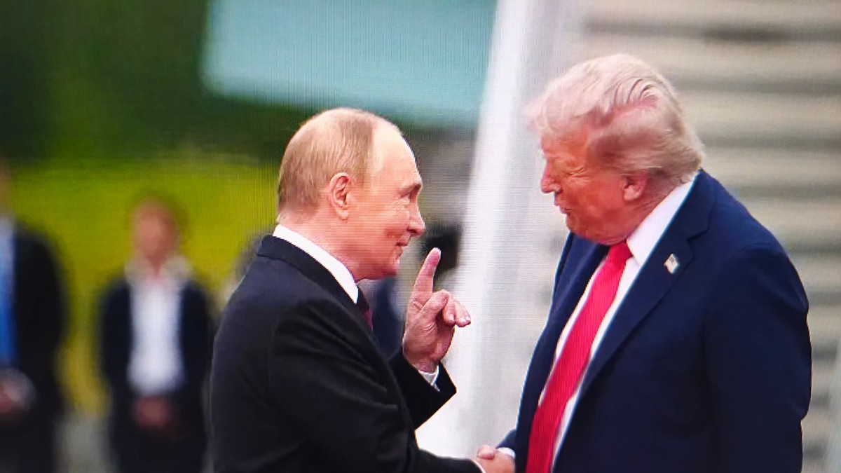 Donald,Trump,And,Vladimir,Putin,Shake,Hands,At,A,Summit,