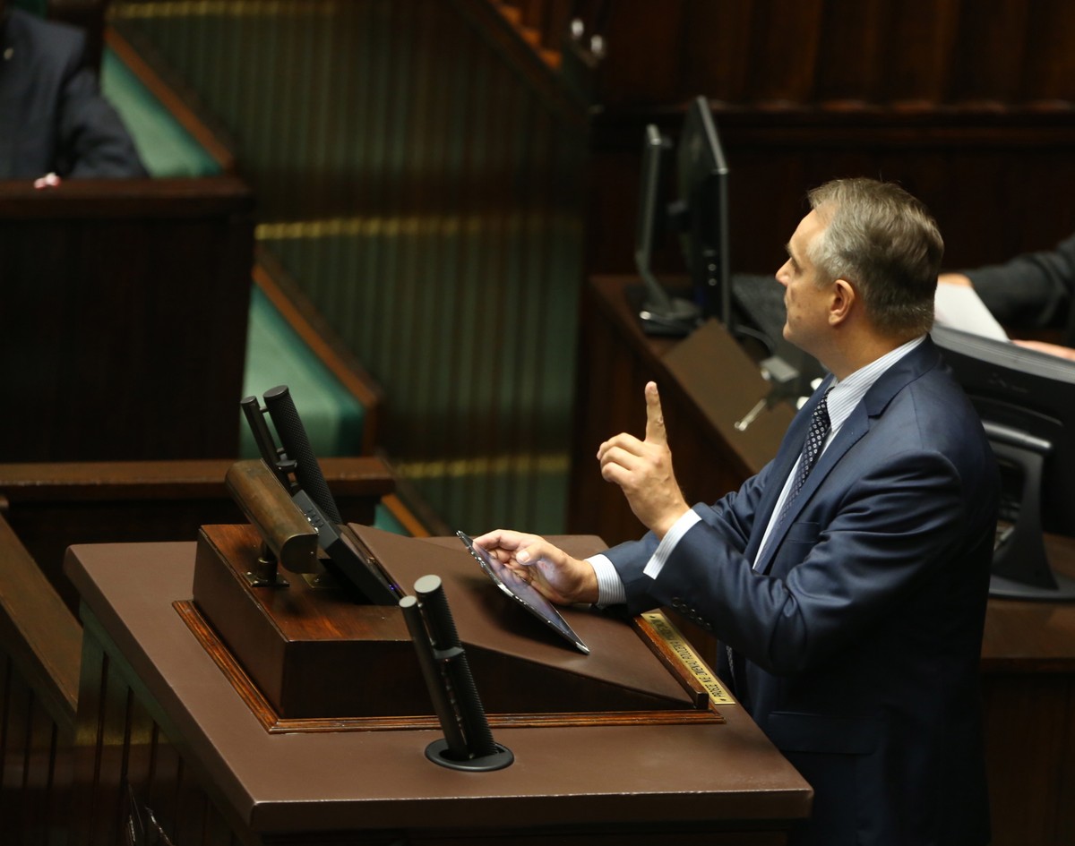 Waldemar Pawlak na mównicy sejmowej