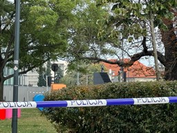 Policyjny dozór dla mężczyzny, który wszedł na pomnik smoleński i groził, że się wysadzi