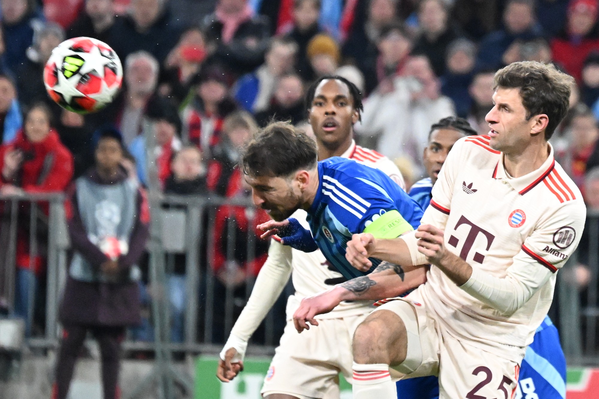 Thomas Müller (Bayern) a kapitán Guram Kašia (Slovan).