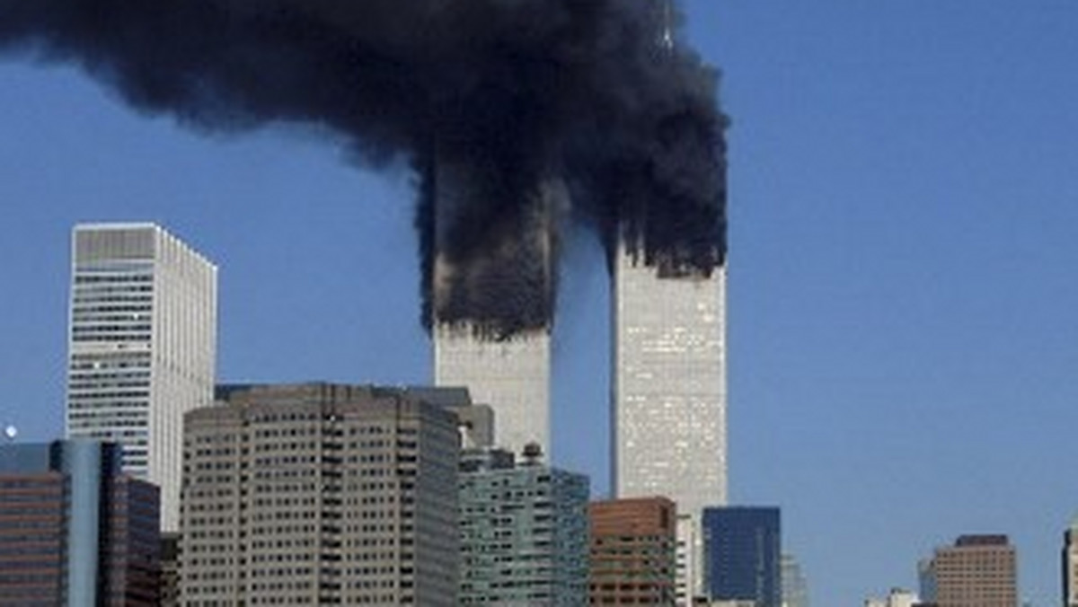 Bliźniacze wieże World Trade Center tuż po ataku z 11 września 2001 r.