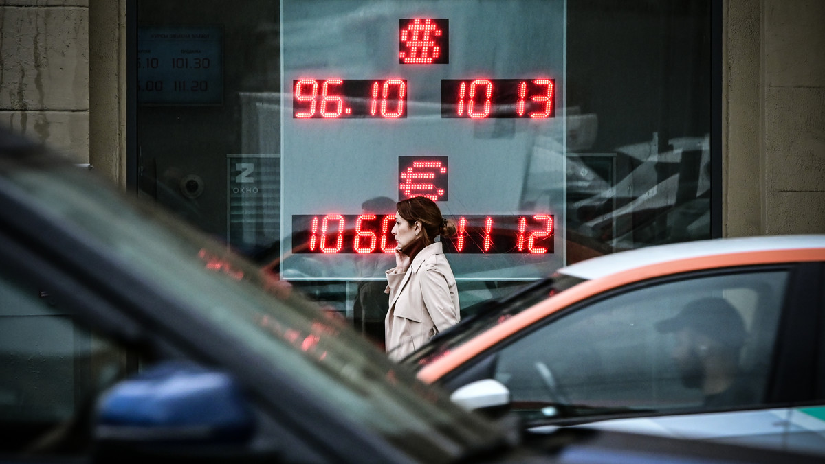 Rosja widzi szansę na ratowanie gospodarki w walutach w rękach eksporterów