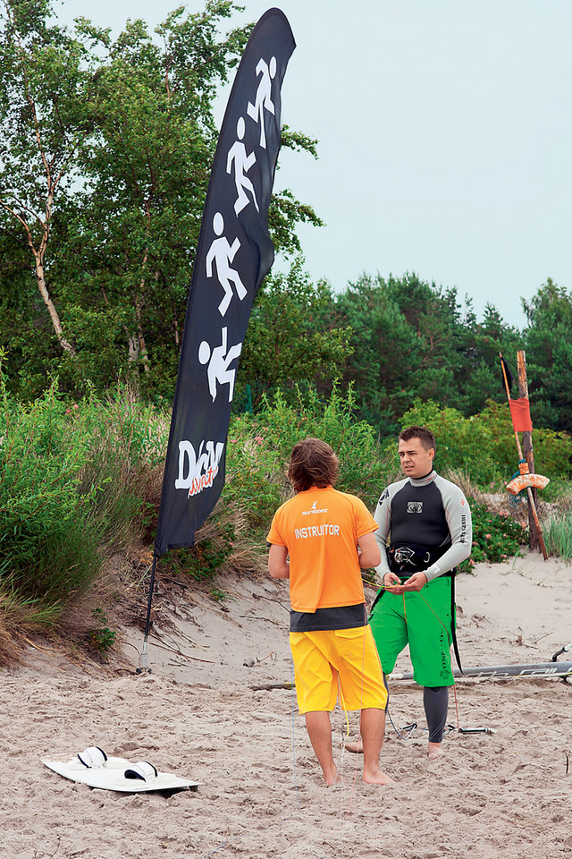 Sporty w terenie kitesurfing i windsurfing: czyli, z deską na falach