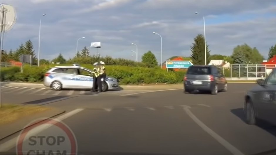 Niecodzienna sytuacja z policjantami na rondzie 