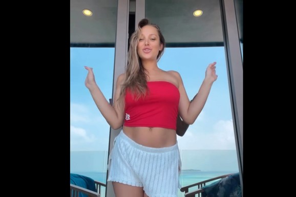 GO STOMAK I ŠORTS SA DUBOKIM IZREZOM Luna Đogani se snimala u izazovnoj garderobi, pokazala koliko je smršala