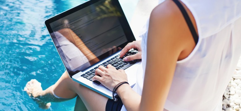 Urlop z laptopem i "pod telefonem" nie ma sensu. Psycholożka wyjaśnia, dlaczego trzeba być offline, żeby wypocząć