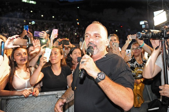 TONI CETINSKI NE MOŽE DA PRODA KARTE ZA KONCERT U ZAGREBU Čak i najjeftinija mesta nisu rasprodata
