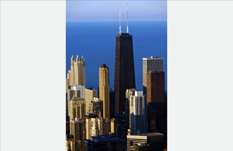 John Hancock Center w Chicago. Wysokość: 344 metry, 100 pięter. Na koniec wracamy na chwilę do pierwszej dziesiątki najwyższych budynków w USA. Wieżowiec ten łączy w sobie powierzchnie biurowe, rekreacyjne oraz apartamenty – może się on poszczycić trzecim najwyżej położonym apartamentem na świecie (wyprzedza go pod tym względem tylko Burdż Chalifa i dość bliski sąsiad, Trump Tower). Z kolei rekord stanowi położony najwyżej w USA kryty basen.  Fot. Basil D Soufi, Creative Commons Attribution-Share Alike 3.0 Unported.