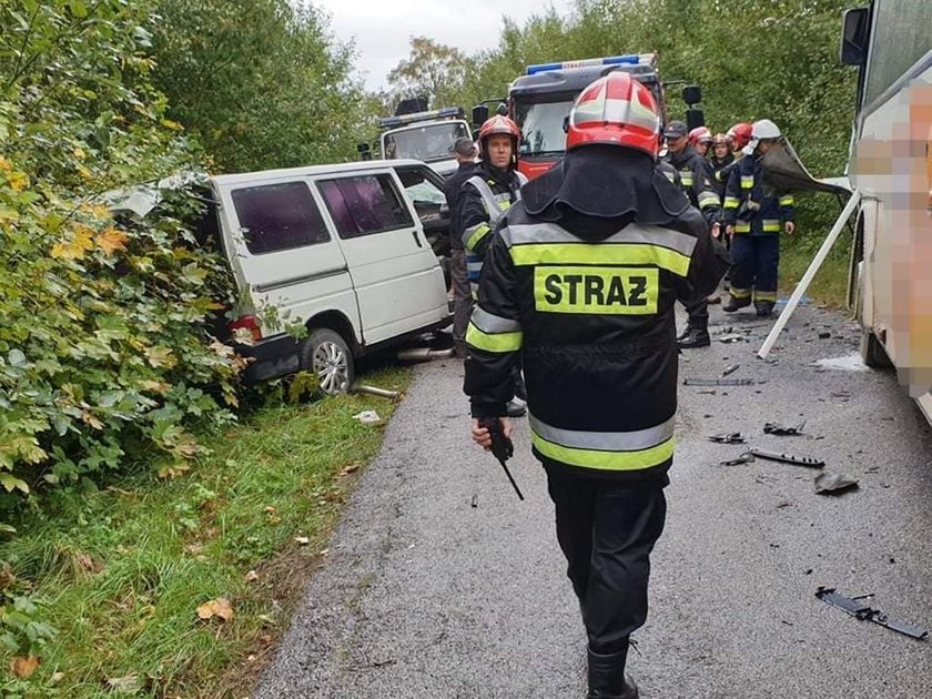 Tragiczny wypadek na Podlasiu. Zderzenie autobusu szkolnego z busem. Jedna osoba nie żyje