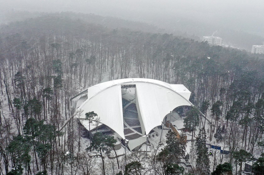 Gigantyczna dziura w dachu Opery Leśnej.