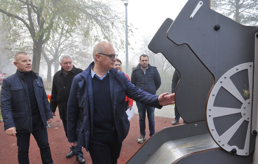 Novi park u Rakovici, Miljakovac 2, Vesić Goran posadio drvo