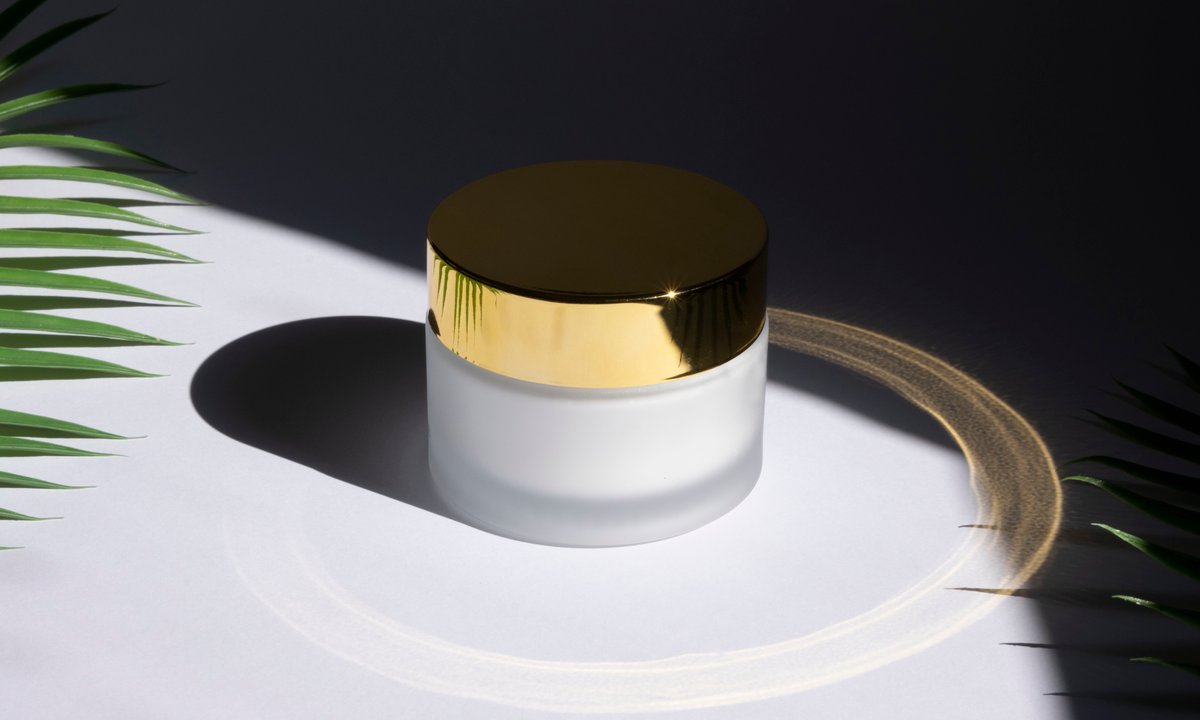 Ten krem to pogromca zmarszczek grawitacyjnych. Unosi opadające policzki i kąciki ust jak nici