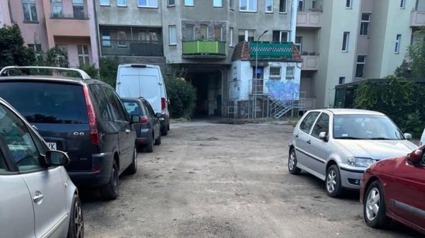 W ramach prac wykonany zostanie m.in. remont drogi wewnętrznej z kanalizacją deszczową oraz montaż obiektów małej architektury. 