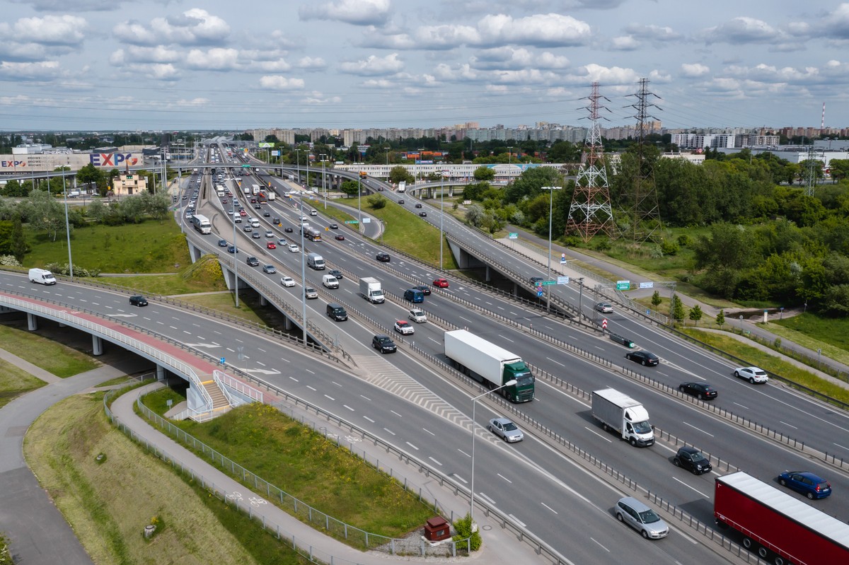 Wzrost ruchu na polskich drogach. Są coraz bardziej zakorkowane