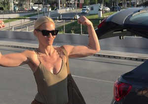 Nataša Bekvalac bez brushaltera na aerodromu 