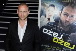 Borys Szyc ze swoją tajemniczą dziewczyną na premierze "Dżej Dżeja" [ZDJĘCIA]