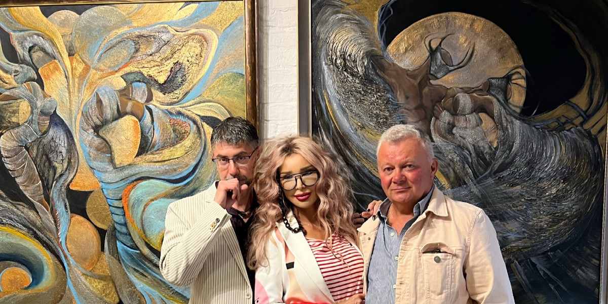 Ewa Minge podczas wystawy swych obrazów w atelier malarza Jarosława Kukowskiego (z lewej) w Tczewie. Biznesmen Krzysztof Nawrot, który kupił jej obraz za ponad 40 tys.