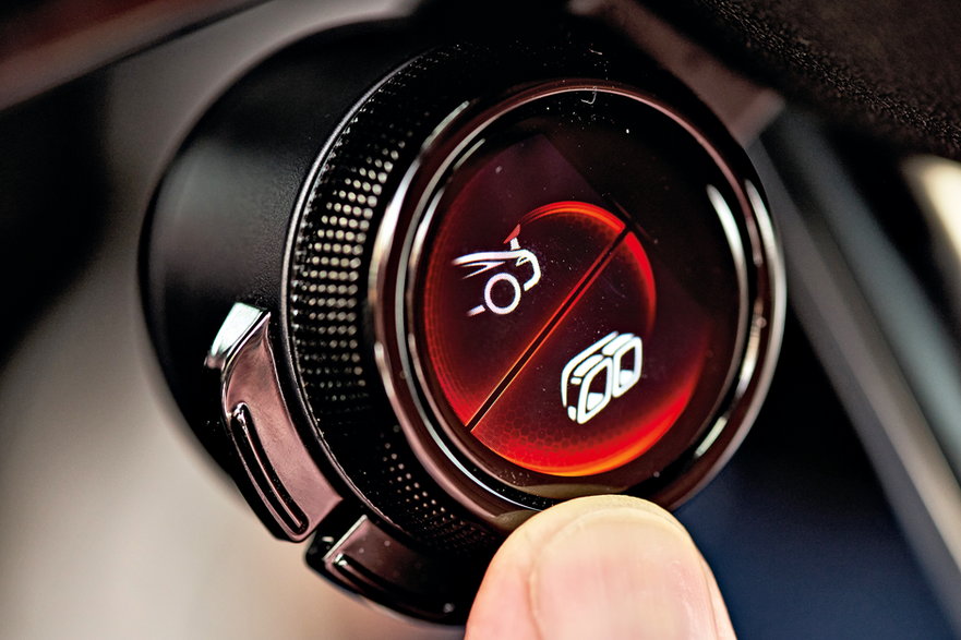 Przycisk na kierownicy po lewej, również z kolorowym wyświetlaczem LCD, steruje wieloma funkcjami, m.in. spoilerem i brzmieniem