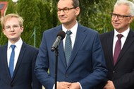 Premier Mateusz Morawiecki (z lewej wiceminister finansów Piotr Patkowski, z prawej Krzysztof Michalkiewicz, prezes zarządu PFRON), Tomaszowice, wrzesień 2019 r. Fot. Krzysztof Radzki/East News