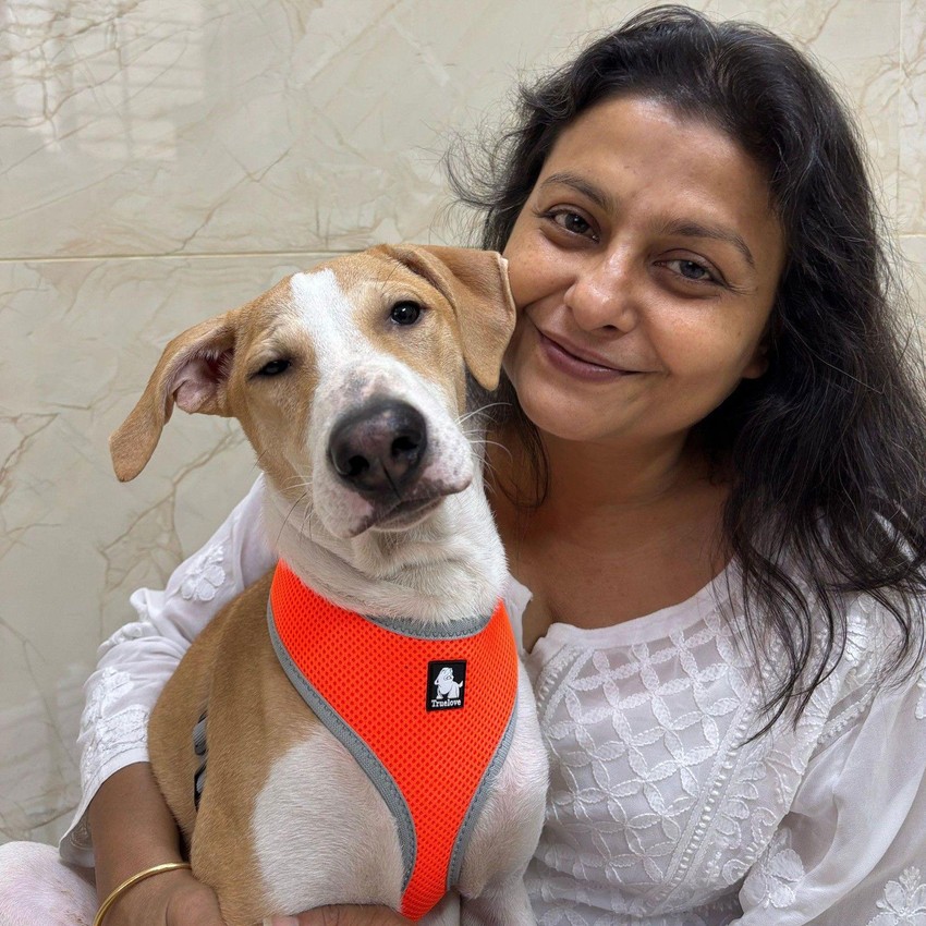 Džaja Batačarja sa kučetom koje je spasila u decembru | Foto: Džaja Batačarja