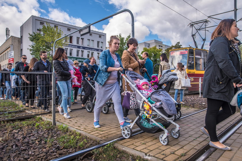 Matki protestują przed łódzkim NFZ-em w obronie szpitala Pro-Familii 