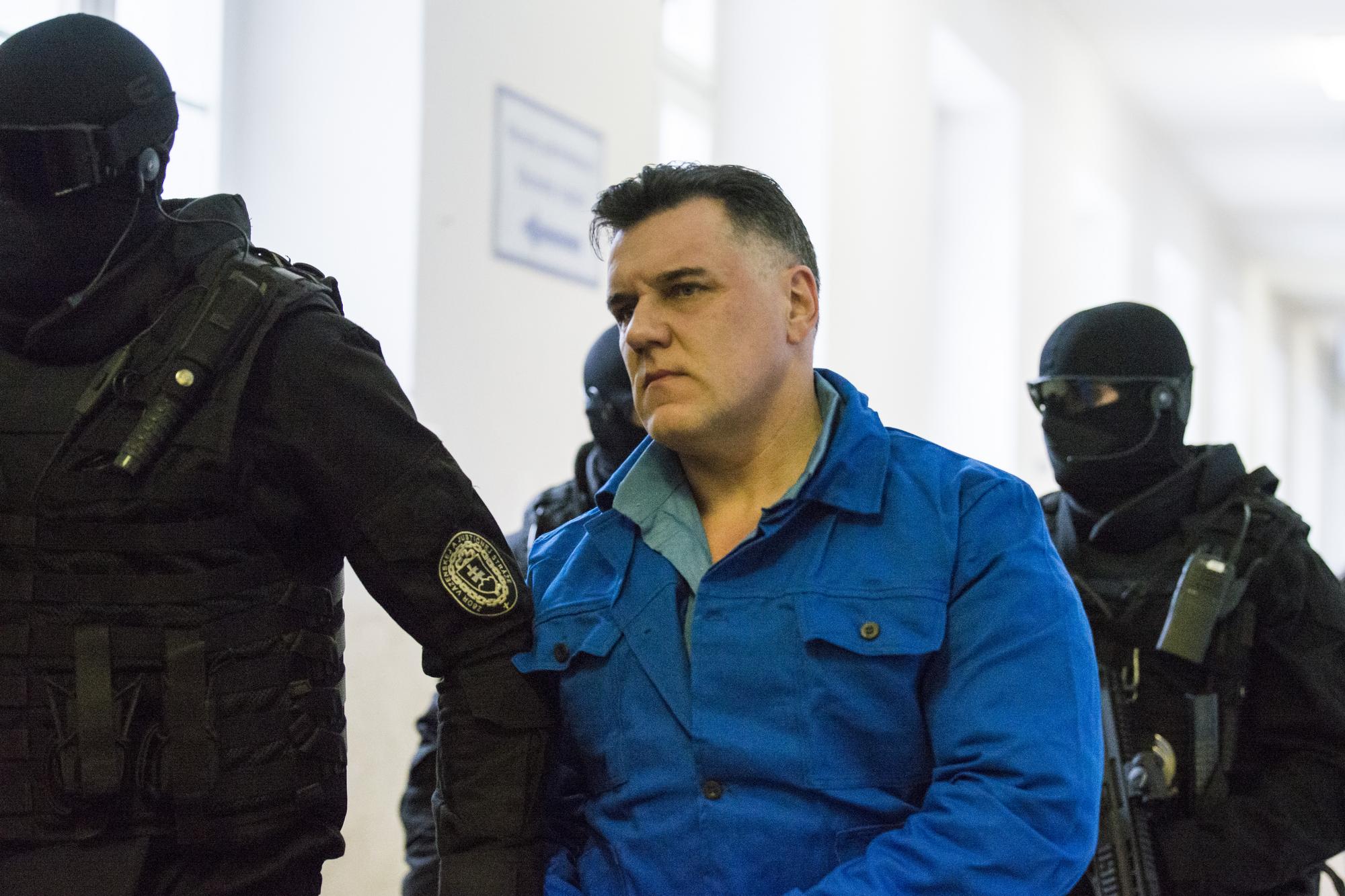 Bývalý šéf banskobystrického podsvetia Mikuláš Černák v sprievode justičnej polície v roku 2017.