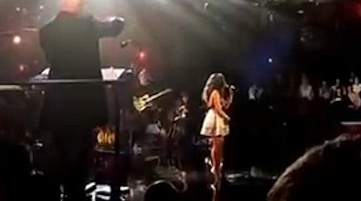 Az énekesnő a színpadon lett rosszul /Fotó: Grebb