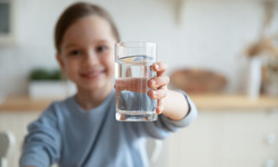 Woda dla dziecka - mineralna czy źródlana? Jaką wodę wybrać dla niemowlaka?