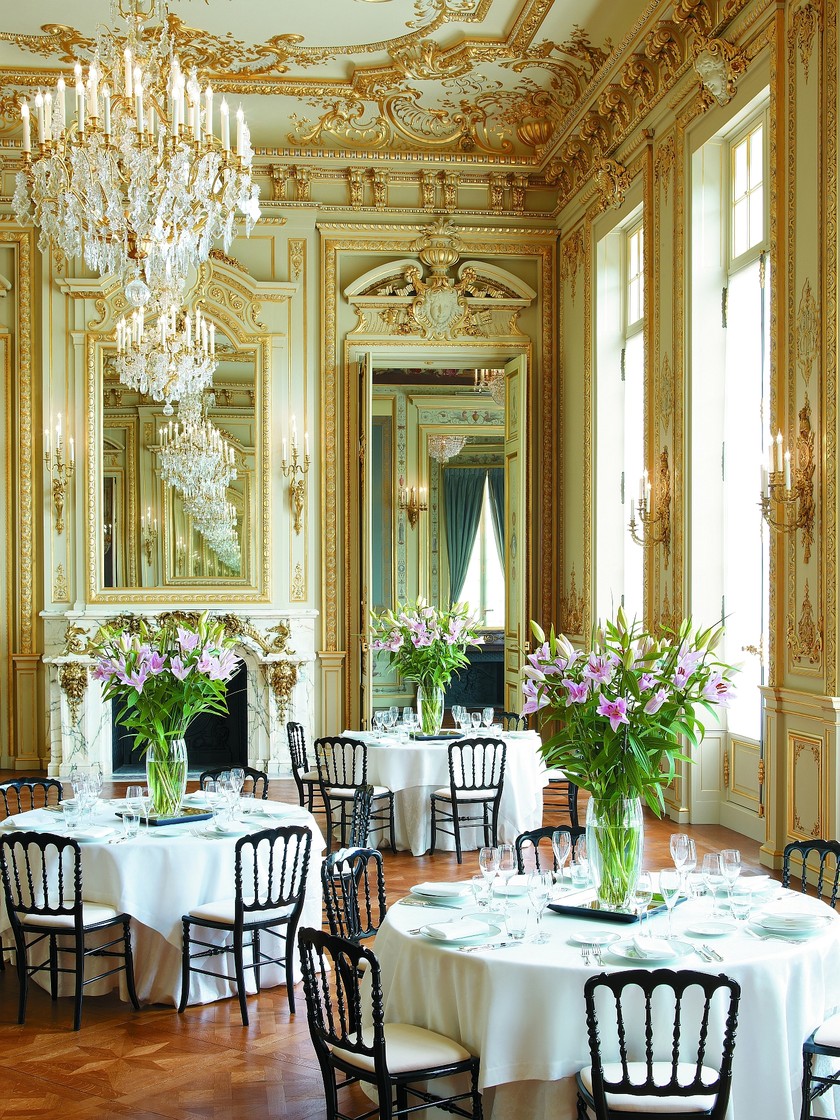 Le décor reflète un luxe opulent. 