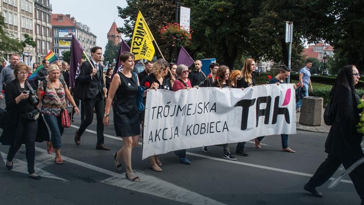 "Stanowczo sprzeciwiamy się temu, aby organizacje lewicowo-liberalne zawłaszczały sobie możliwość wypowiadania się w imieniu wszystkich kobiet" - piszą w wydanym dzisiaj oświadczeniu politycy Kongresu Nowej Prawicy. I krytykują Manifę, którą określają jako manifestację organizacji lewackich i feministycznych. Politycy KNP nie godzą się również, by w tego typu przedsięwzięcia aktywnie włączała się miejska instytucja - Europejskie Centrum Solidarności. Poprosiliśmy o komentarz urzędników, ale i organizatorki jutrzejszego wydarzenia.