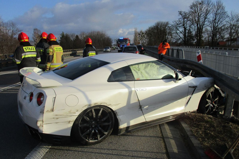 Nissanem GT-R staranował cztery auta – kierowca był pijany