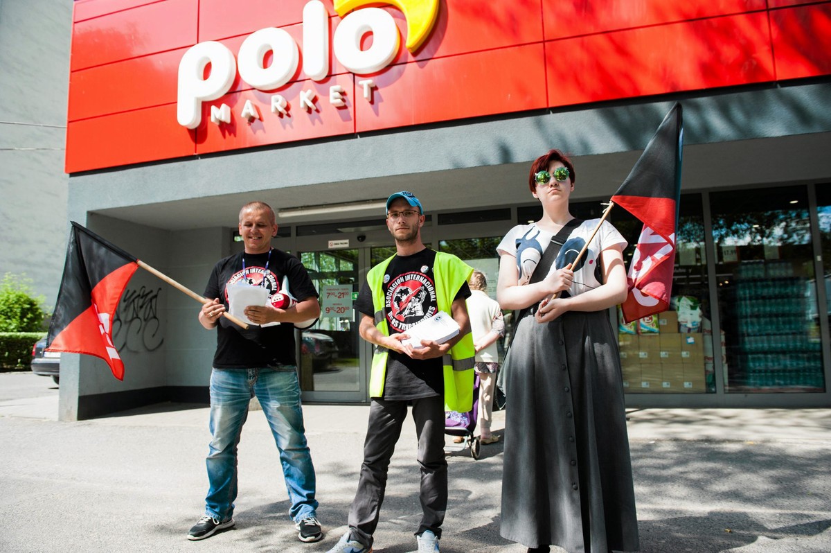 Demonstracja syndykalistów pod POLOmarketem w 2017 r.