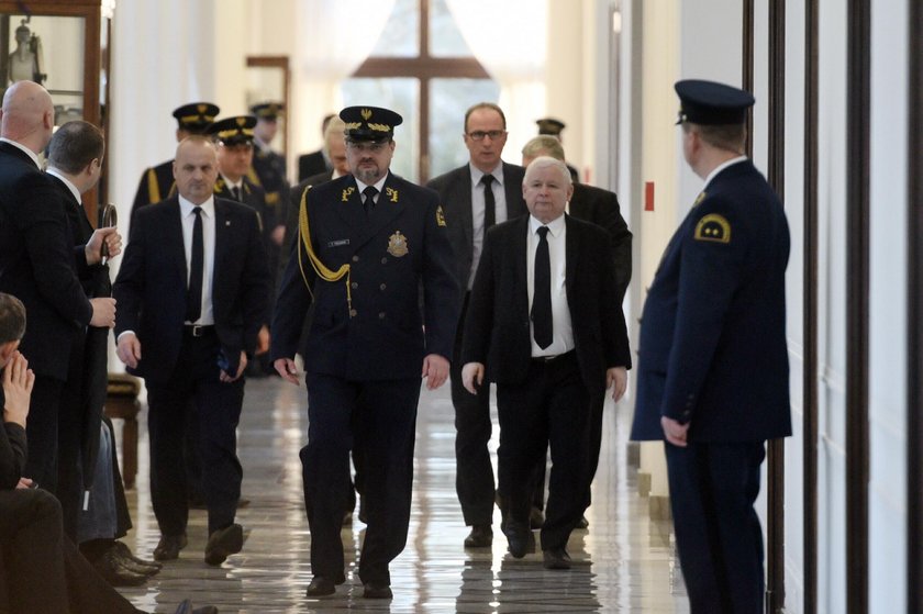 Prezes PiS ma w Sejmie specjalne przywileje. Nie otwiera bagażnika