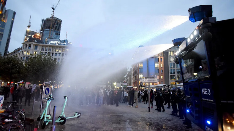 Armatki wodne rozpędzają demonstrantów w centrum Frankfurtu, 18 października 2023 r.