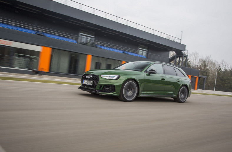 Audi RS4 Avant - kombi z ogniem w ...