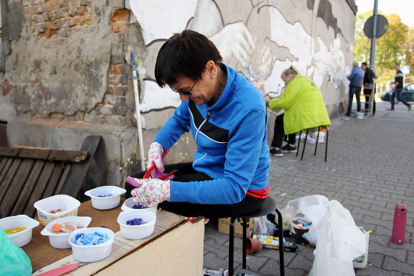 Mural w Chorzowie tworzą seniorzy