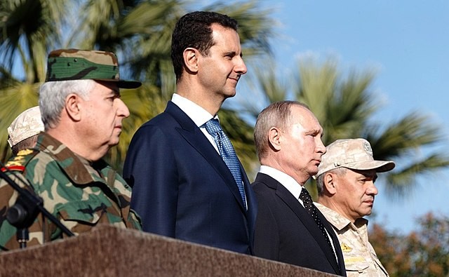 Od prawej: minister obrony Rosji Siergiej Szojgu, Władimir Putin, prezydent Syrii Baszir al-Asad w rosyjskiej bazie wojskowej w Syrii, grudzień 2017 r.